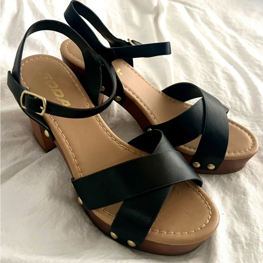 👑✅PRICE FIRM✅Black and Brown Strappy Studded Sandals - Picture 5 of 16